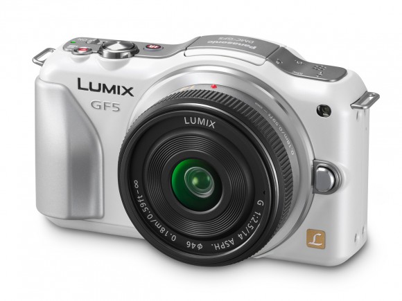 Panasonic Lumix GF5 в белом цвете выглядит особенно стильно